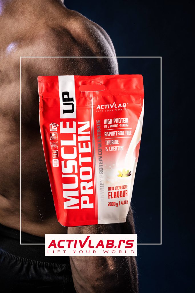 Bodybuilder drži ActivLab Muscle Up Protein pakovanje (2000 g) – visokoproteinski suplement sa kreatinom, taurinom i bez aspartama, idealan za rast mišića.